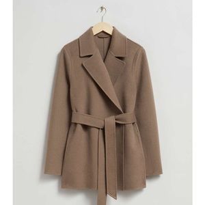 &Other stories Short wool-blend coat secured with a tonal self-tie belt. 
Size S
